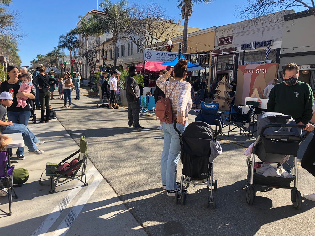 Protestors show support for restaurants in Downtown Ventura | News ...