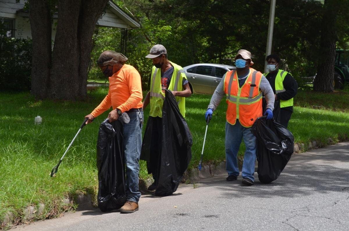 <i>Albany Herald</i><br/>Workers pick up litter along Johnny W. Williams Road in Albany