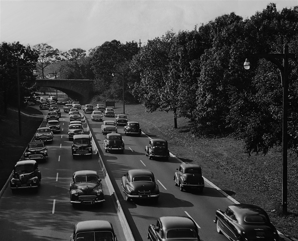<i>Pictorial Parade/Archive Photos/Getty Images</i><br/>Cars on a section of the Southern State Parkway in Nassau County