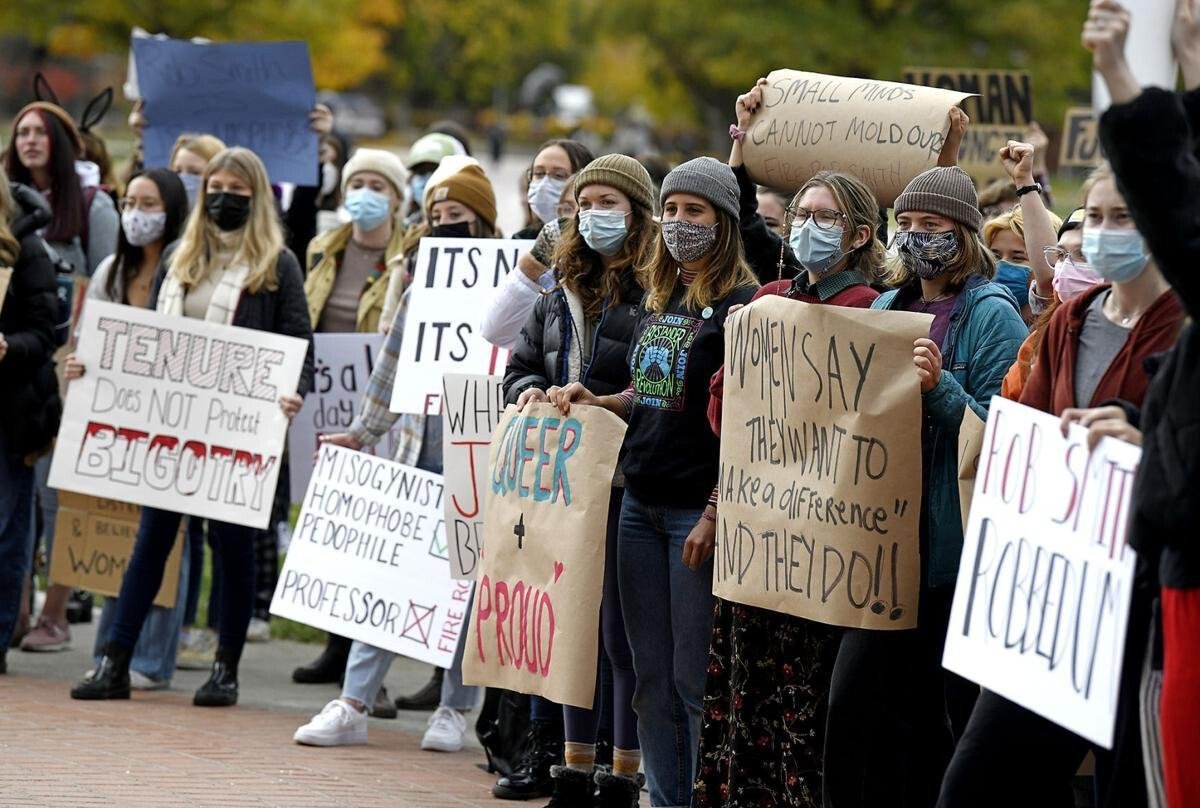 <i>Tom Bauer/Missoulian</i><br/>About 150 students rallied in front of Main Hall on Oct. 15 and called for the University of Montana to fire computer science professor Rob Smith — or for him to resign.