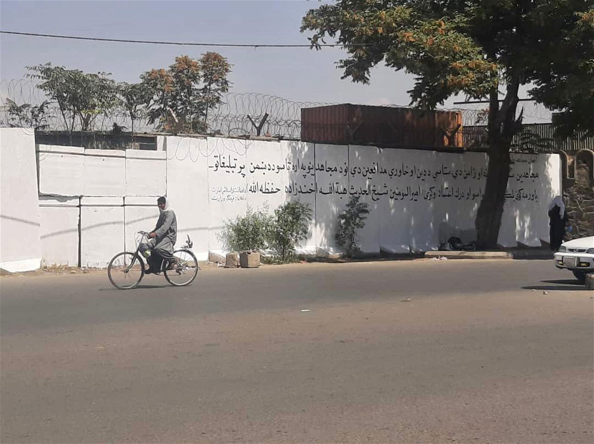 <i>ArtLords</i><br/>Taliban paint over mural in Kabul and replace it with text that reads 