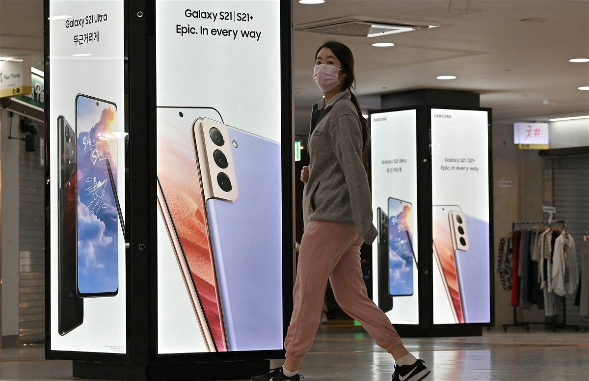 <i>JUNG YEON-JE/AFP/Getty Images</i><br/>Advertisement for the Samsung Galaxy S21 smartphone at an underground shopping area in Seoul on April 28