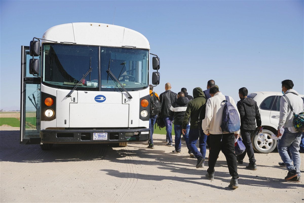 <i>Katie McTiernan/Anadolu Agency/Getty Images</i><br/>Asylum seekers board a bus to be transported to an immigration facility