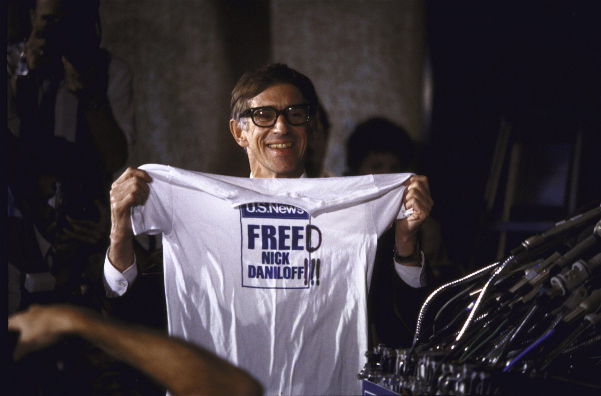 <i>Cynthia Johnson/Getty</i><br/>US reporter Nicholas Daniloff holds up a T-shirt after his release from being detained in Russia in 1986.