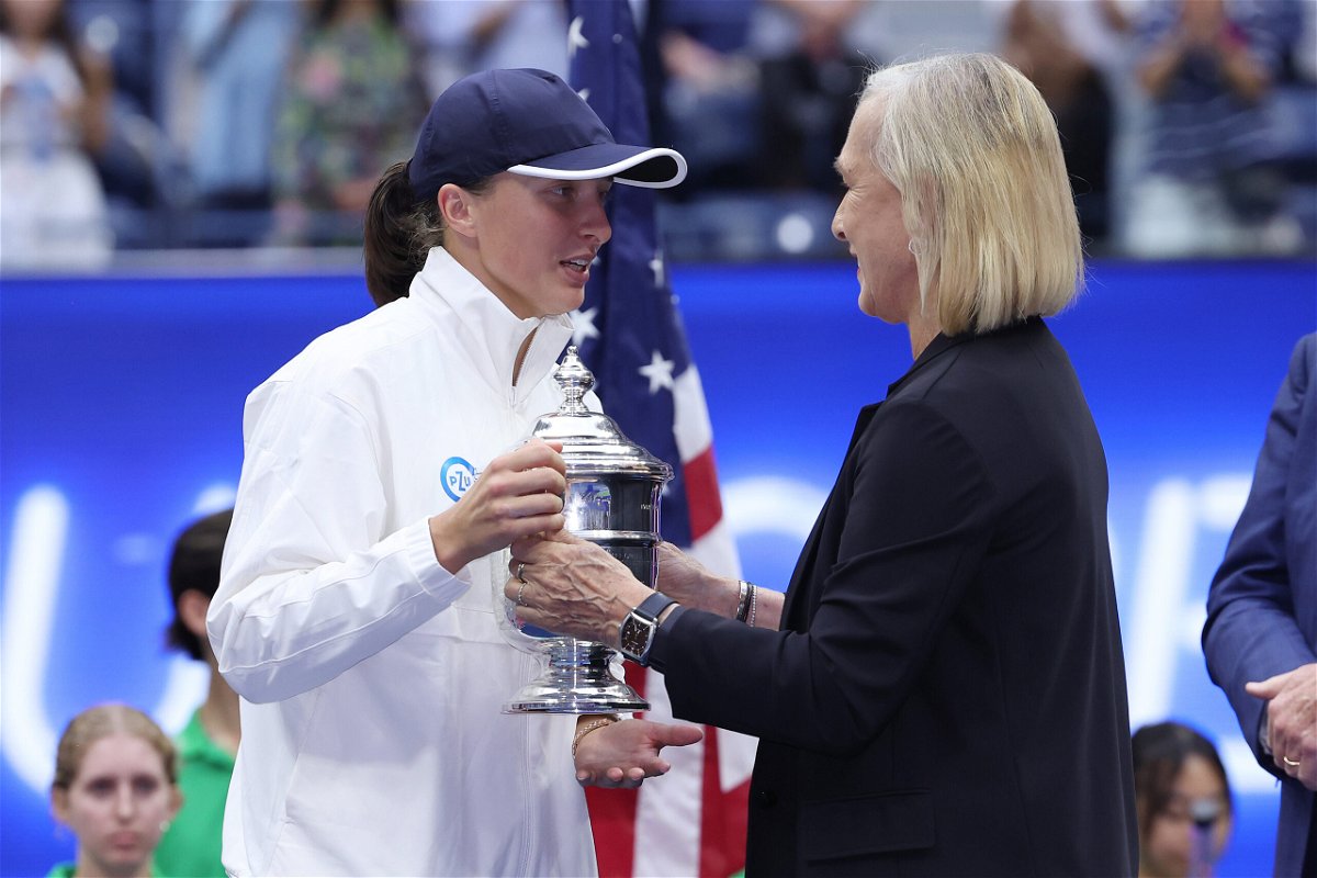 <i>Matthew Stockman/Getty Images North America/Getty Images</i><br/>Martina Navratilova (right) presents Iga Swiatek with the US Open trophy.