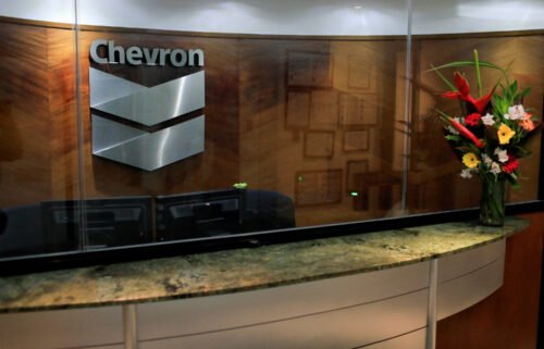 The US has granted Chevron limited authorization to resume pumping oil from Venezuela following the announcement that the Venezuelan government and the opposition group have reached an agreement on humanitarian relief and will continue to negotiate for a solution to the country’s chronic economic and political crisis