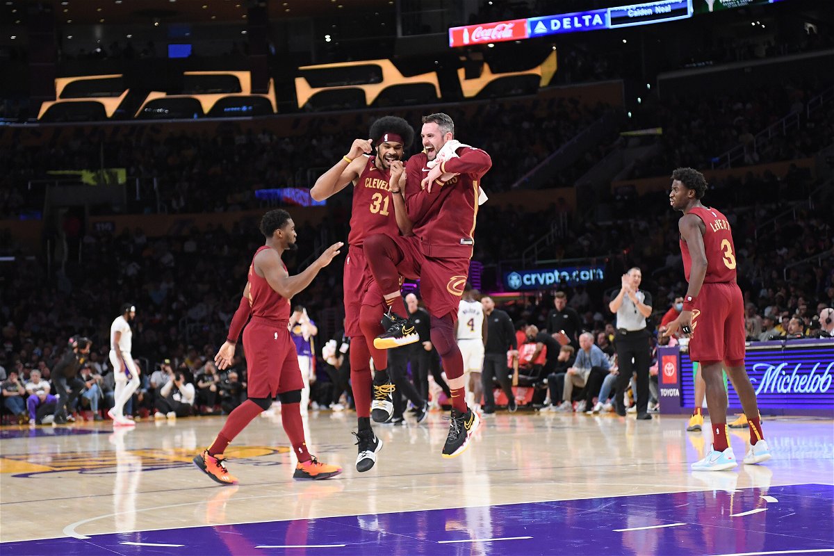 Garland, Mitchell lead Cavs past Lakers to 8th straight win