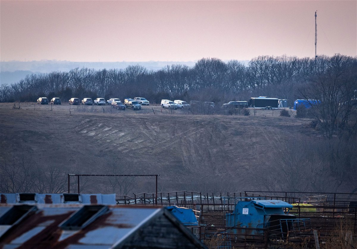 <i>Zachary Boyden-Holmes/The Des Moines Register/USA Today Network</i><br/>A line of vehicles parked near the rural Iowa site where authorities were searching for human remains said to have been buried there by a serial killer.