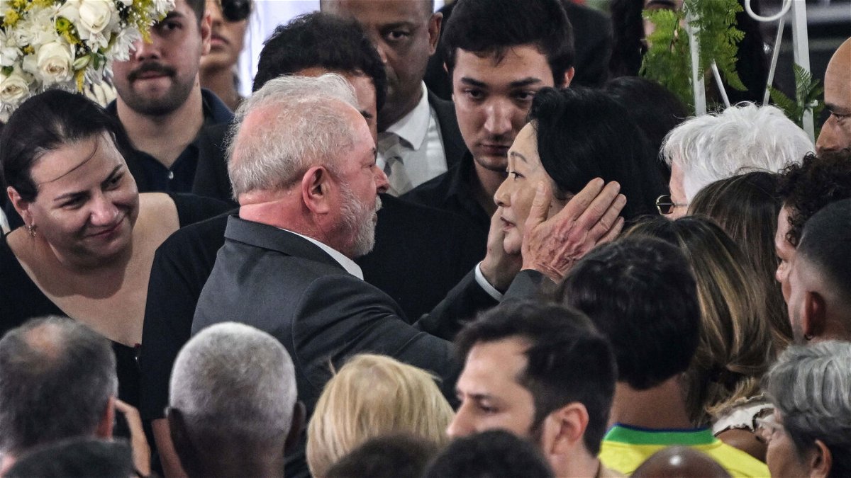 <i>Nelson Almeida/AFP/Getty Images</i><br/>Brazil's president Luia da Silva greets Pelé's wife at the memorial on Tuesday.