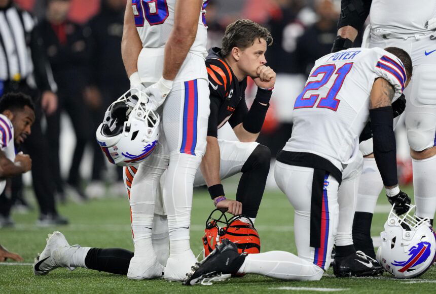 Cincinnati Bengals quarterback Joe Burrow in a game between the News  Photo - Getty Images