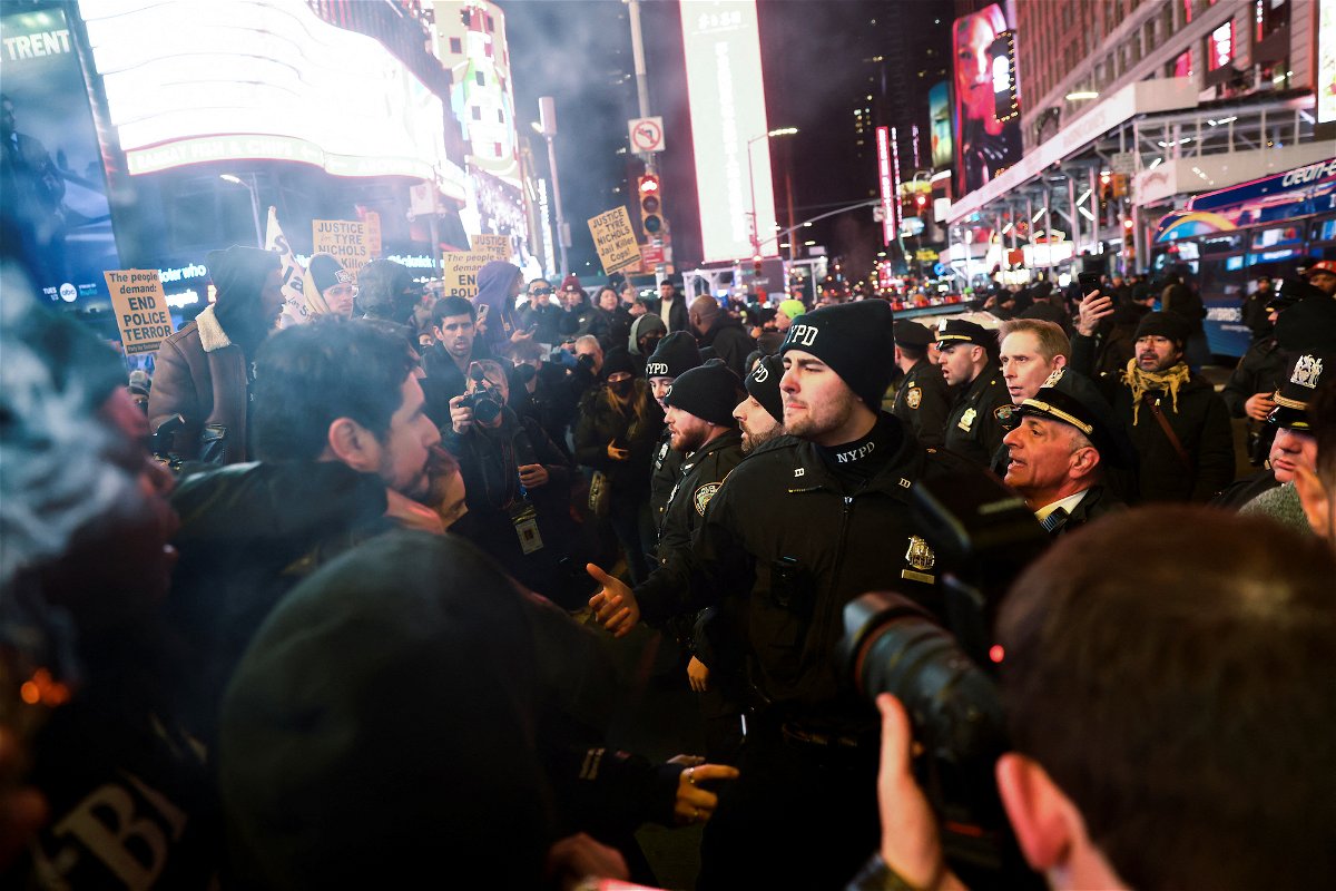 <i>Andrew Kelly/Reuters</i><br/>Police officers and protesters clash in New York on January 27.