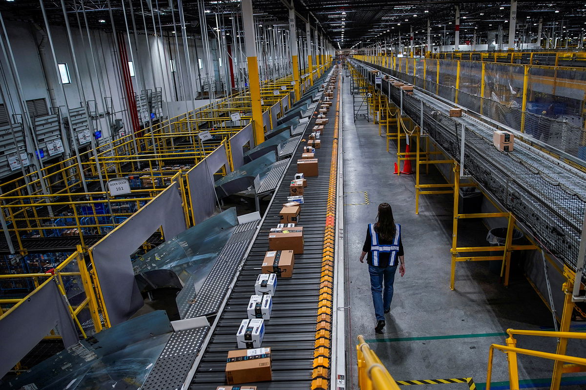 <i>Eduardo Munoz/Reuters</i><br/>Amazon is starting the year back in the black. The e-commerce giant on April 27 reported a profit of $3.2 billion for the first quarter