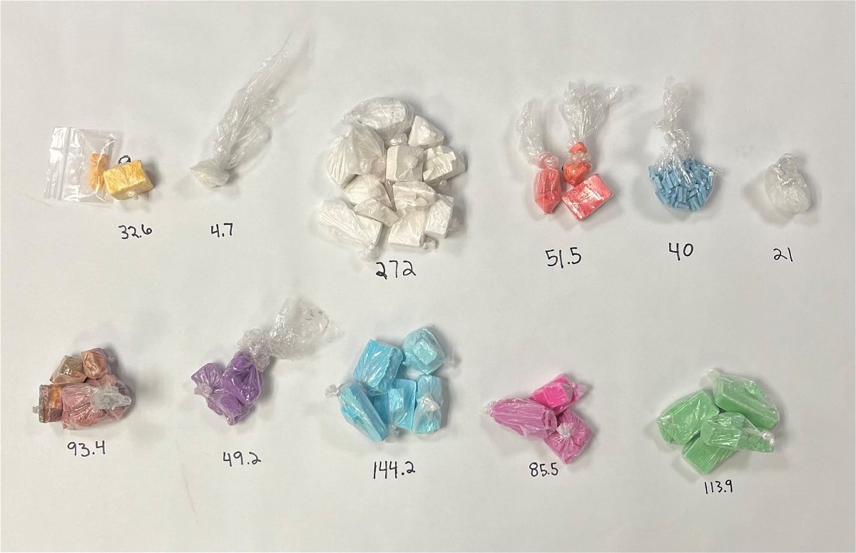 According to the sheriff's  office:
In the top row, above 4.7 and 21 is meth, and above 40 is Xanax.
Everything else is fentanyl.