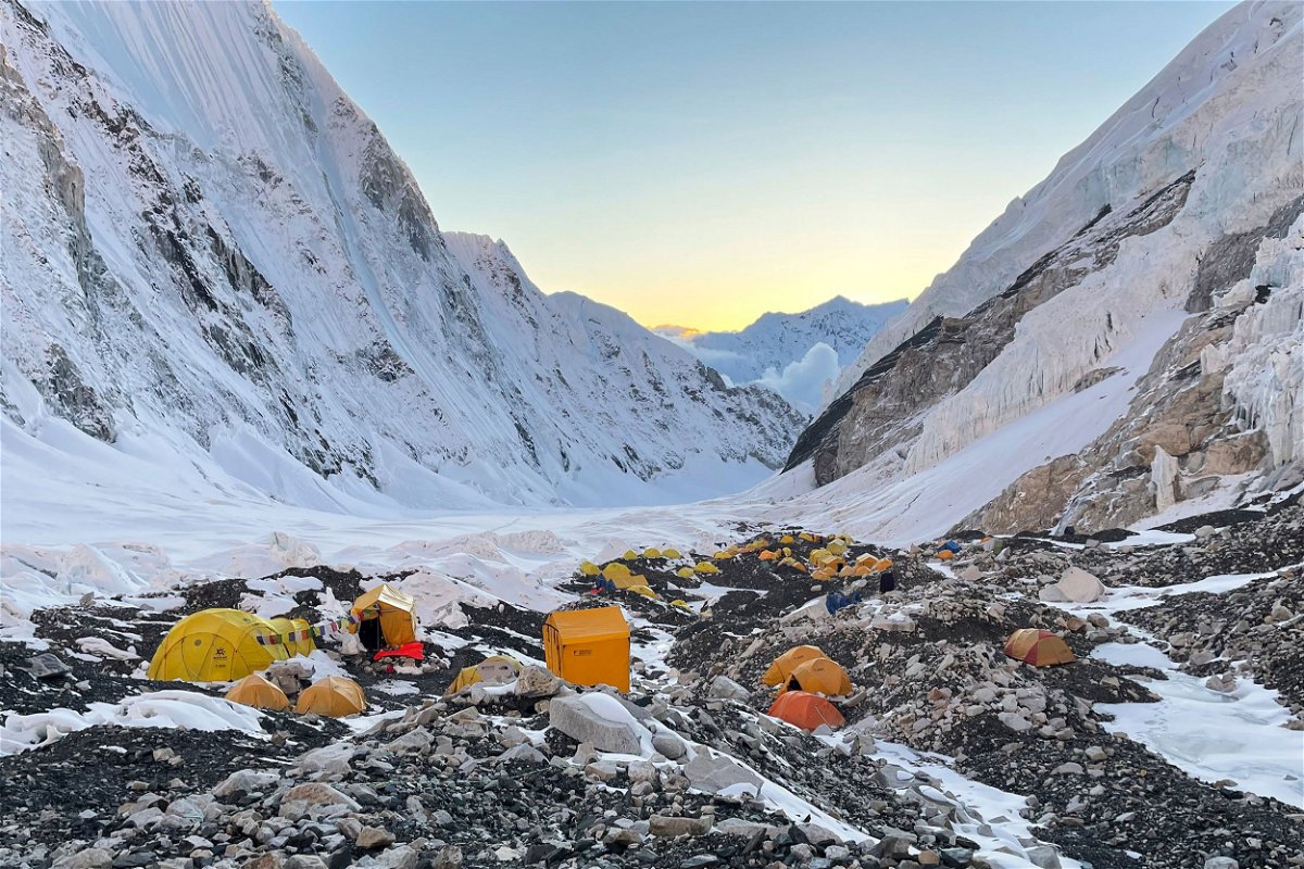 <i>Pemba Dorje Sherpa/AFP/Getty Images</i><br/>A US climber has died on his way to scale Mount Everest on Monday. In this image
