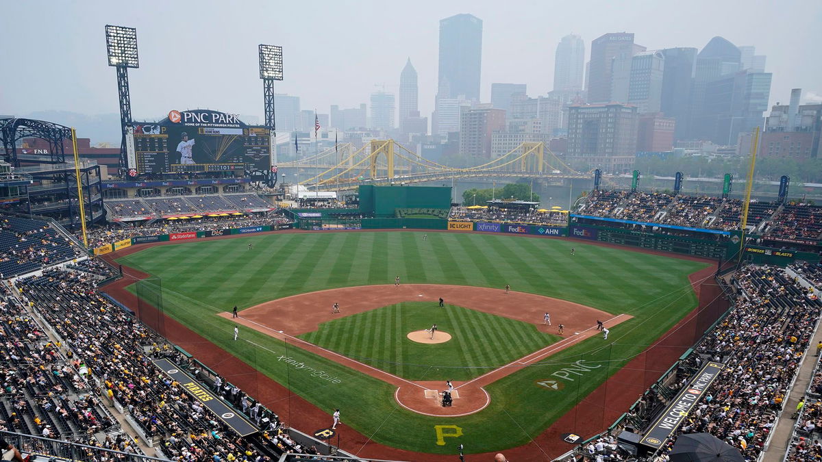 Andrew McCutchen wears mask as Pirates, Padres play after smoke