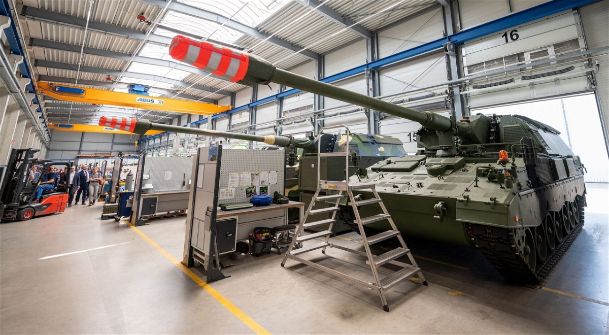 Two self-propelled howitzers 2000 (PzH 2000) stand in a Rheinmetall production hall.