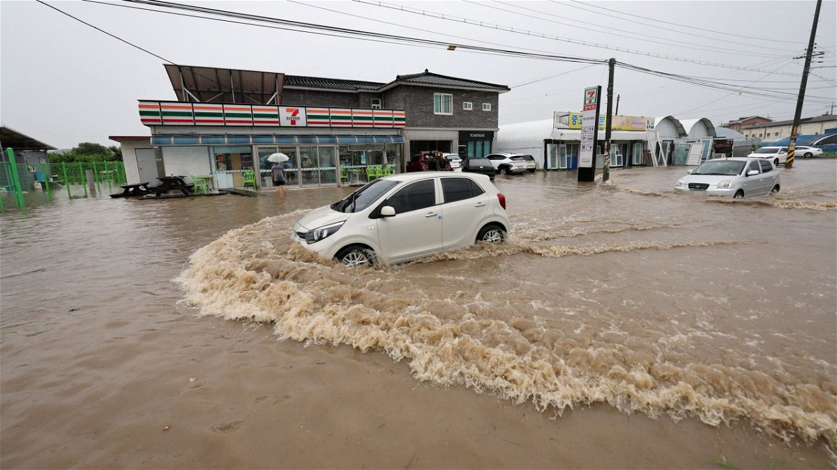 More than 20 dead and thousands evacuate homes in South Korea due to heavy rain
