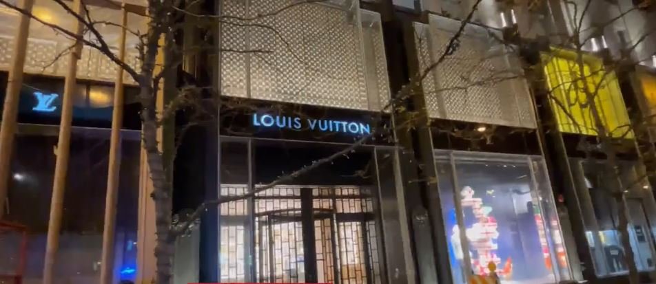 <i></i><br/>A second break-in within two weeks was reported at Chicago's Louis Vuitton store.