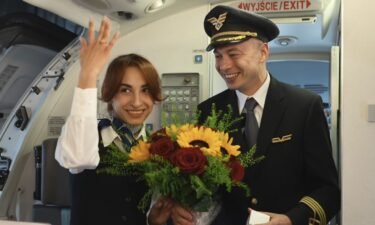 A captain proposed to a flight attendant aboard a flight to Kraków