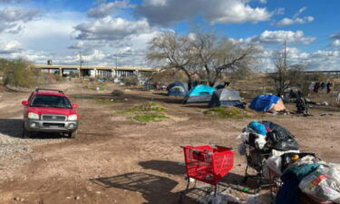 El gobernador Gavin Newsom emite una orden ejecutiva para la eliminación de los campamentos de personas sin hogar en California
