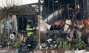 Hombre sufre quemaduras de segundo grado después que su casa móvil se incendiara en Salinas