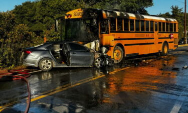 Colisión de un vehículo contra un autobús escolar provoca cierre de carretera en Green Valley Rd