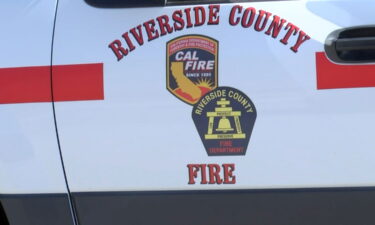 Los bomberos combaten un incendio en Idyllwild