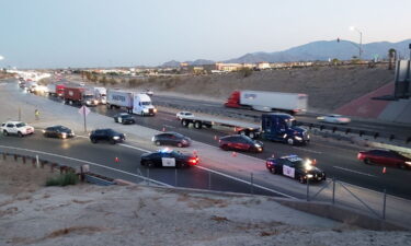 Una mujer murió cuando el carro en el que viajaba se impactó por detras con un trailer en Thousand Palms