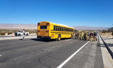 En Rancho Mirage chocaron dos autos y un autobús escolar; seis estudiantes resultaron heridos