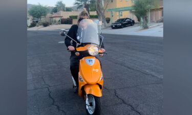 Revelaron la identidad de la mujer que murió al ser atropellada cuando paseaba en su moto en Palm Springs