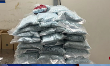 Agentes del ICE realizaron un decomiso de 122 libras de pastillas de fentanilo en la garita centro de Calexico