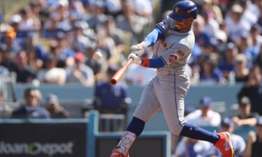 Mets shortstop Francisco Lindor hits a first inning home run to give New York an early lead.