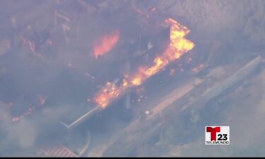 El incendio Mountain Fire ha destruido decenas de viviendas rápidamente en el condado de Ventura