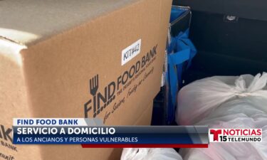 Voluntarios del banco de comida “FIND Food Bank” reparten comidas con el servicio a domicilio para ancianos