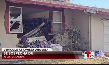 Vehículo atraviesa la pared de una casa al sur de Salinas