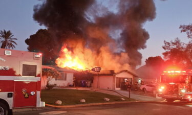 Los bomberos trabajaron arduamente para sofocar el incendio de una casa en Palm Desert