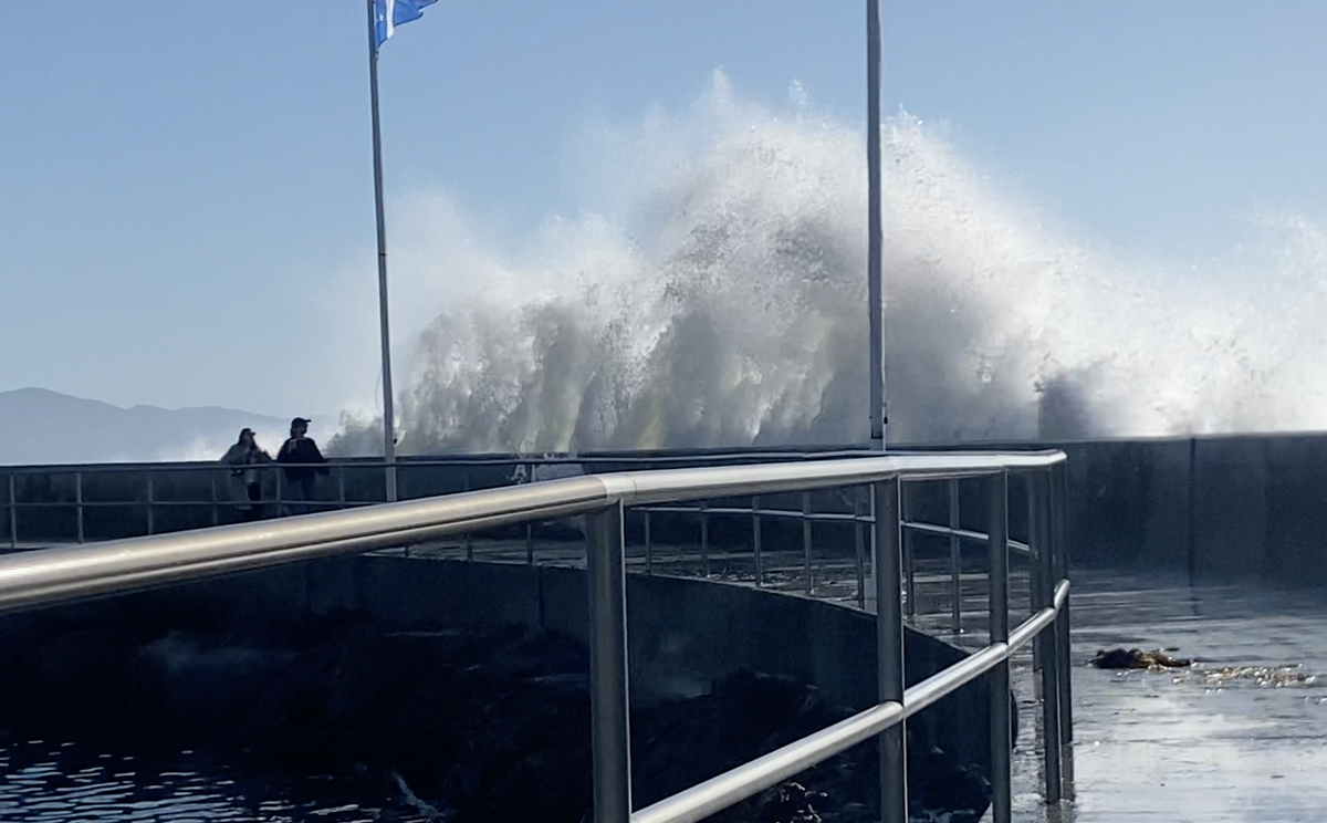 King Tides soak the coastal zones, but no serious flooding is reported