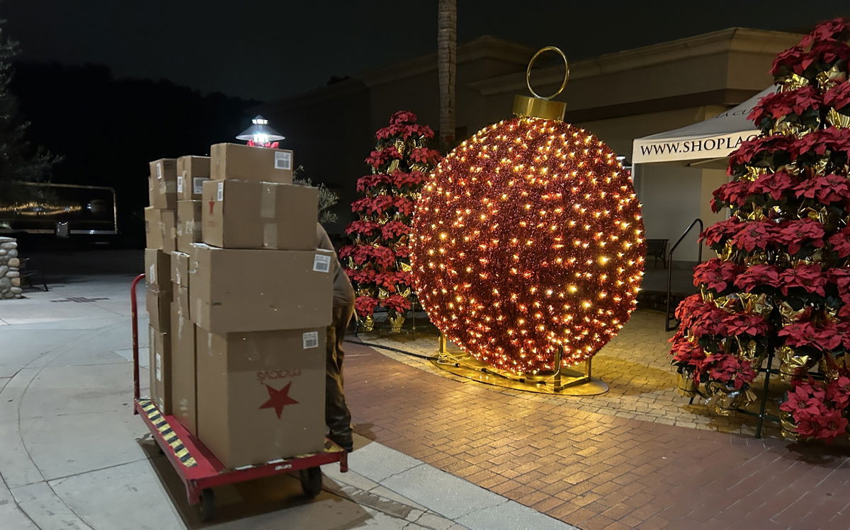 Last minute shoppers dress for cool temperatures