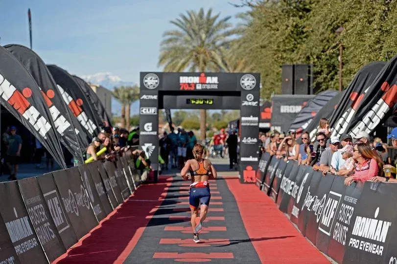 El triatlón Ironman atrajo a miles de atletas a La QuintaIndian Wells