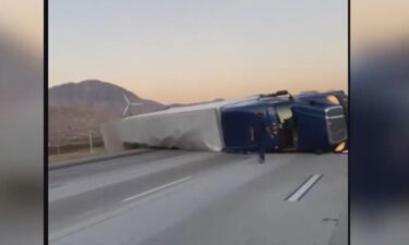 Caos vial en la I-10 por la volcadura de un trailer en Indio