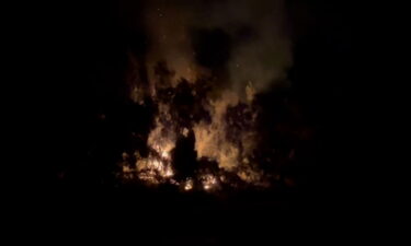 Incendio en árboles a lo largo de la I-10 en Palm Desert