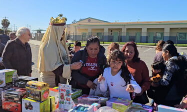 Los Reyes Magos llegaron a Salinas con una distribución de juguetes a niños como parte de la celebración