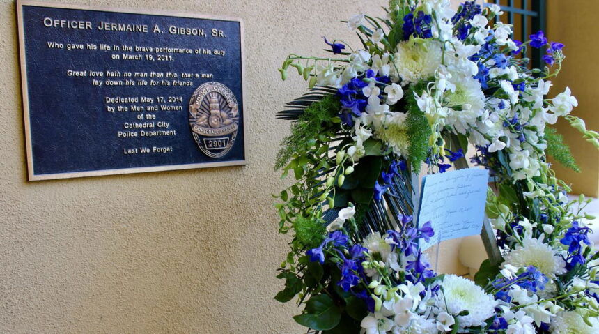 La Policía de Cathedral City celebra una ceremonia en memoria del oficial caído