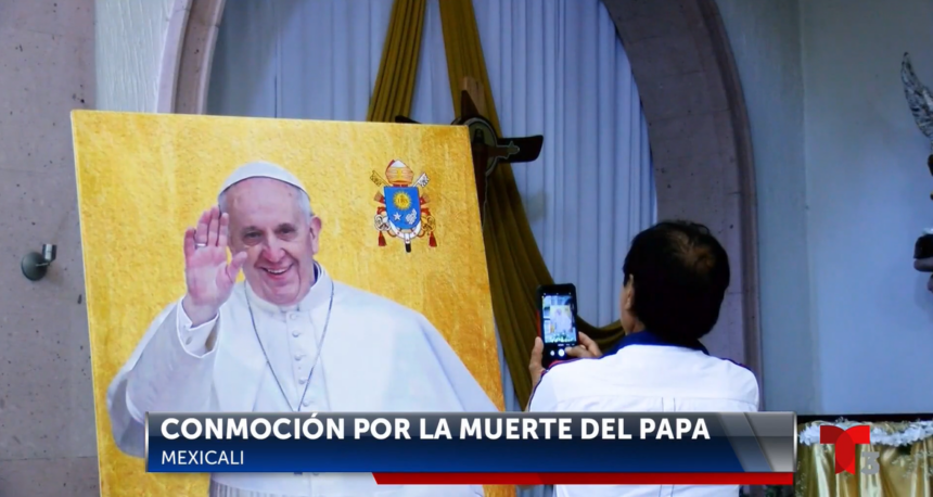 Colocan ofrendas en Mexicali por muerte del papa