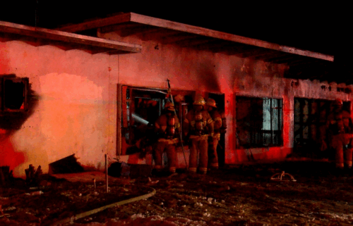 La policía de Cathedral City investiga el incendio de una casa deshabitada