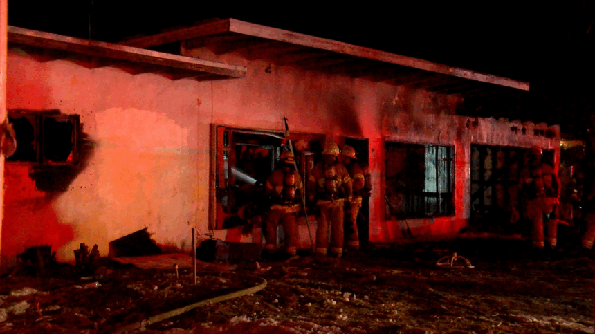 La policía de Cathedral City investiga el incendio de una casa deshabitada