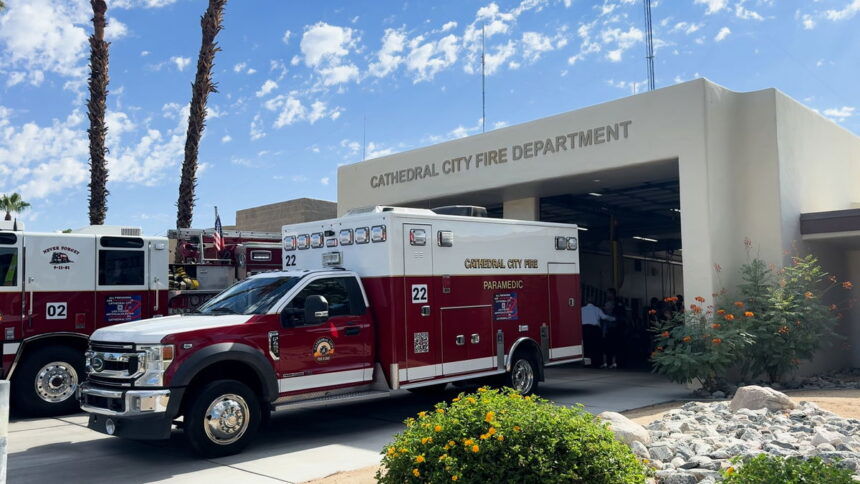 El Departamento de Bomberos de Cathedral City incorpora una cuarta ambulancia a su flota, presentando un nuevo vehículo y una tripulación de seis miembros