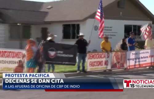Decenas de manifestantes protestan contra la aplicación de la ley migratoria en la oficina de CBP de Indio